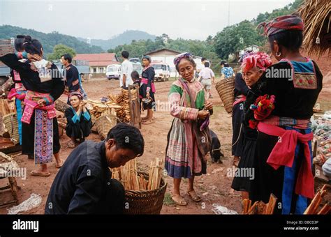 wait in Lao .
